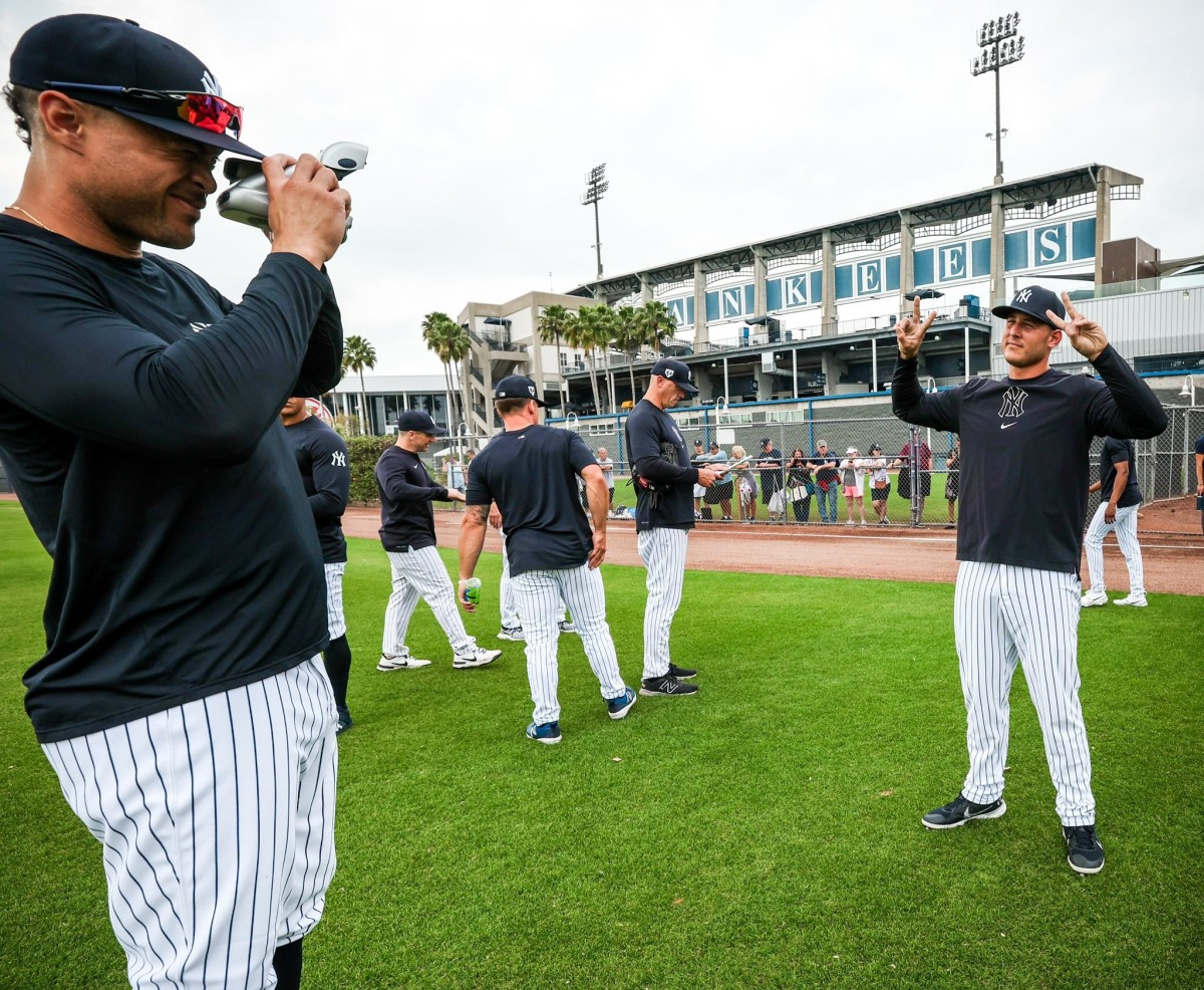Giancarlo Stanton y Anthony Rizzo comparten un momento más ligero en el entrenamiento de primavera de los Yankees 2024.