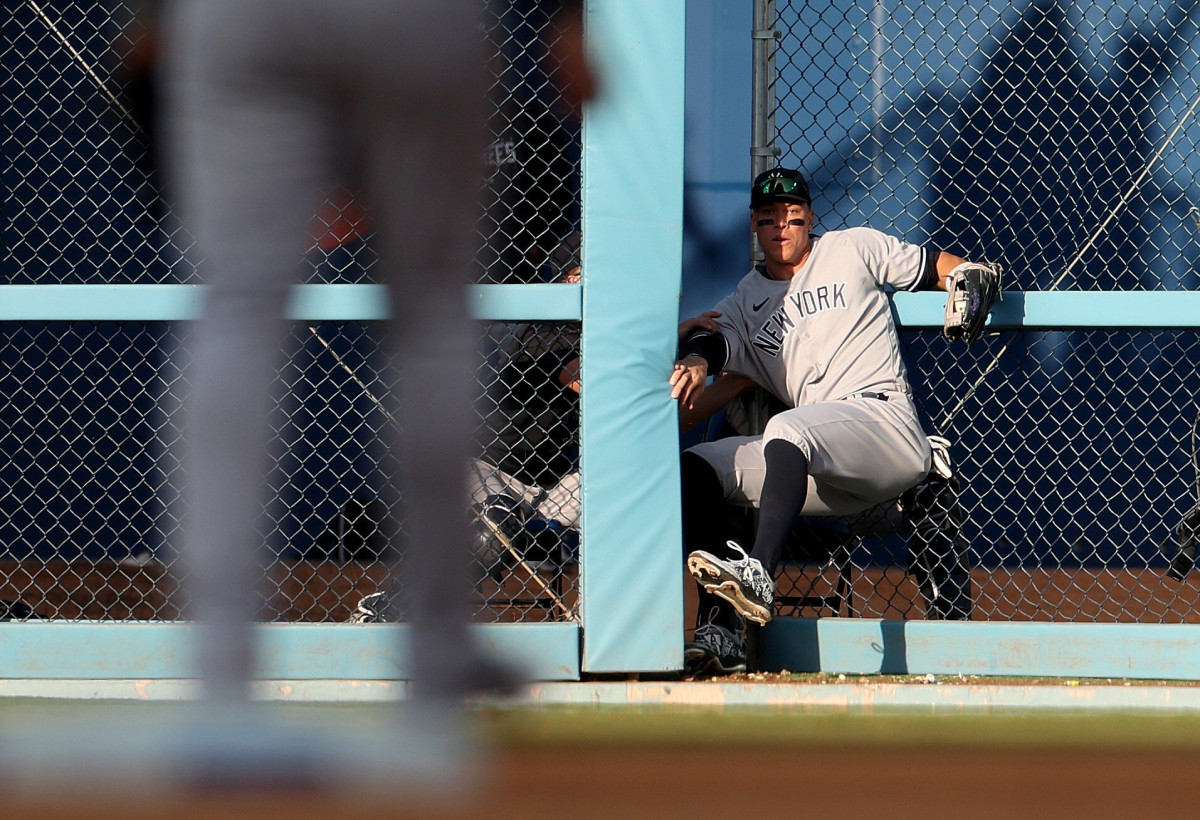 Yankees' Aaron Judge took a spectacular catch at Dodger Stadium but hurt his toe when he crashed into the wall.