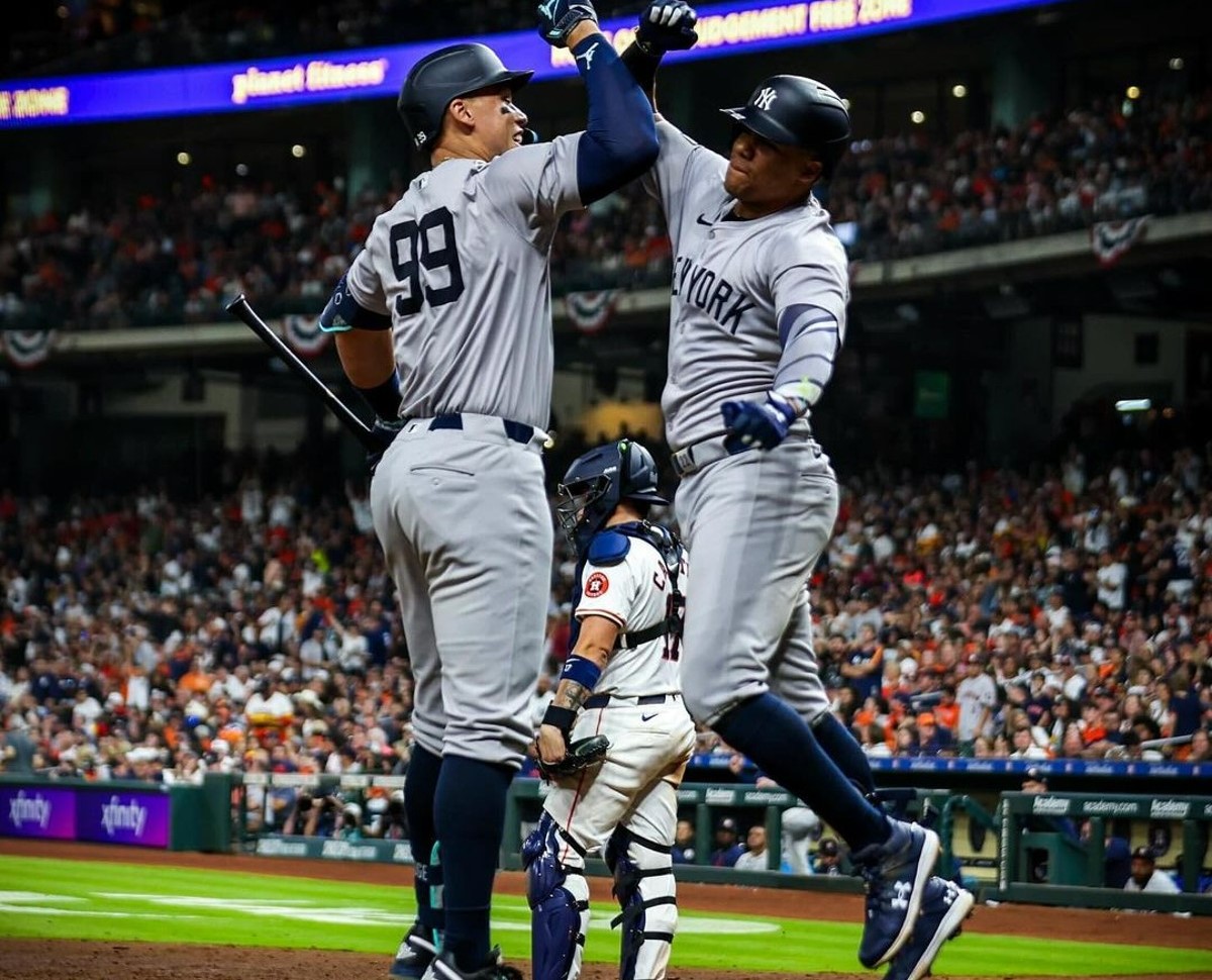 Juan Soto celebra con Aaron Judge después de su primer jonrón para los Yankees contra los Astros en Minute Maid Park el 30 de marzo de 2024.