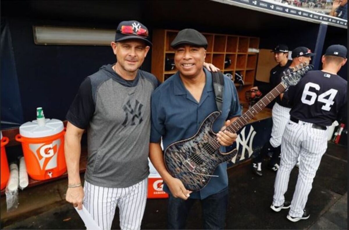 El entrenador de los Yankees Aaron Boone con la leyenda del equipo Bernie Williams.