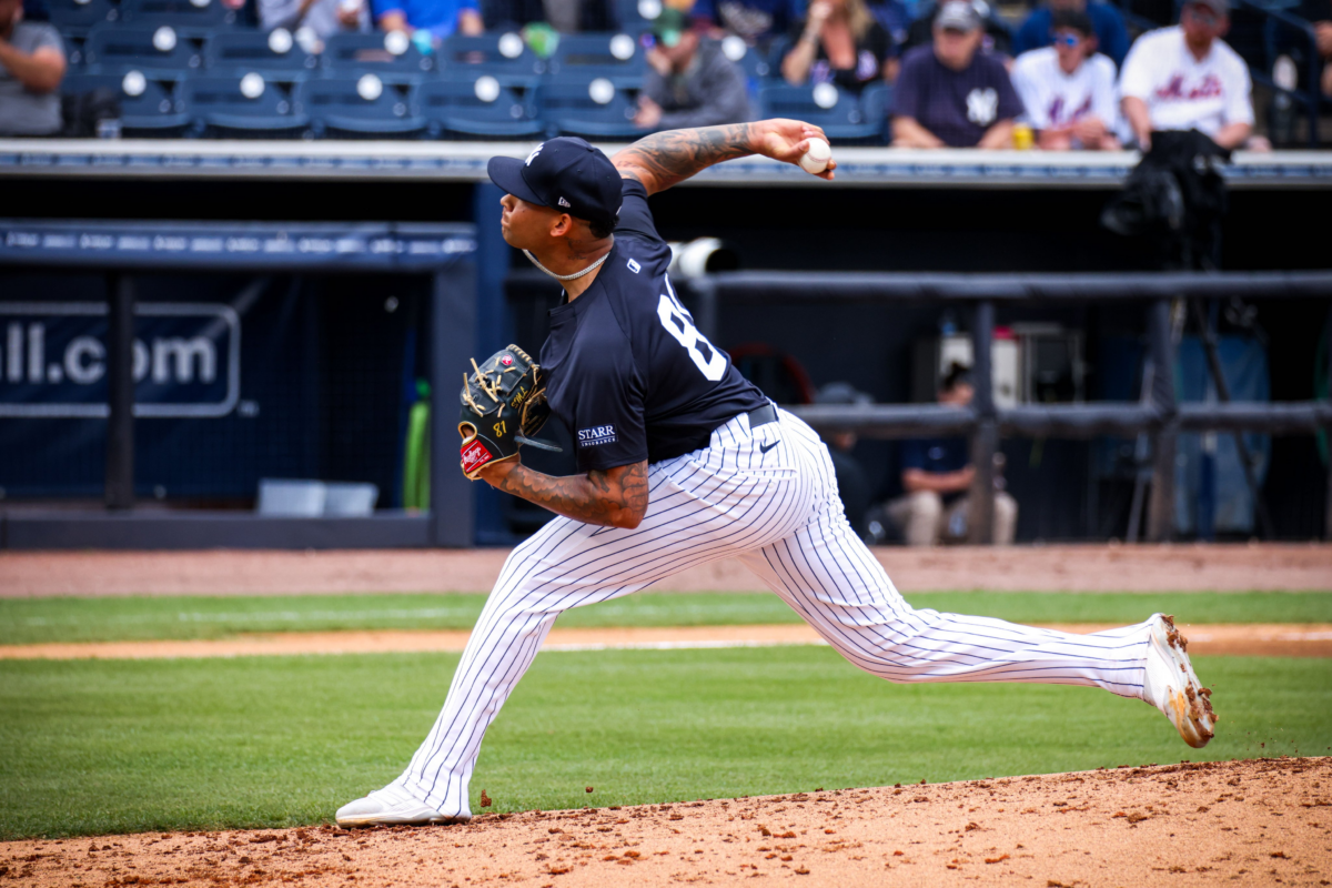 Luis Gil lanza la bola durante un partido entre los Yankees y los Mets