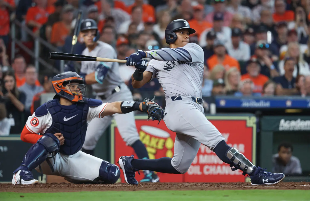 El jardinero derecho de los Yankees Juan Soto (22) batea un sencillo RBI durante la quinta entrada contra los Astros de Houston.