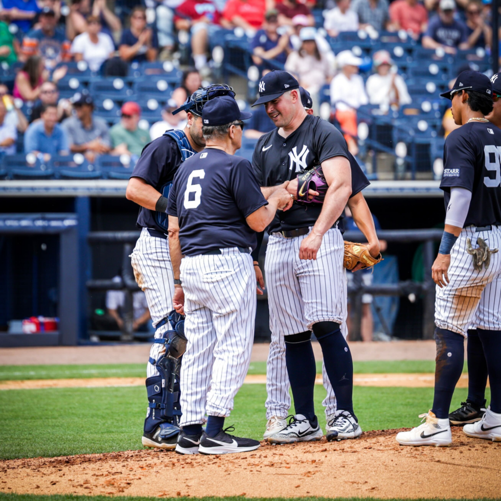 El ex jugador de los Yankees Joe Torre con Carlos Rodon