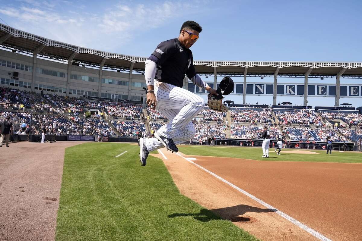 El slugger de los Yankees Juan Soto salta en el George M. Steinbrenner Field, Tampa, Florida, durante un entrenamiento en marzo de 2024.