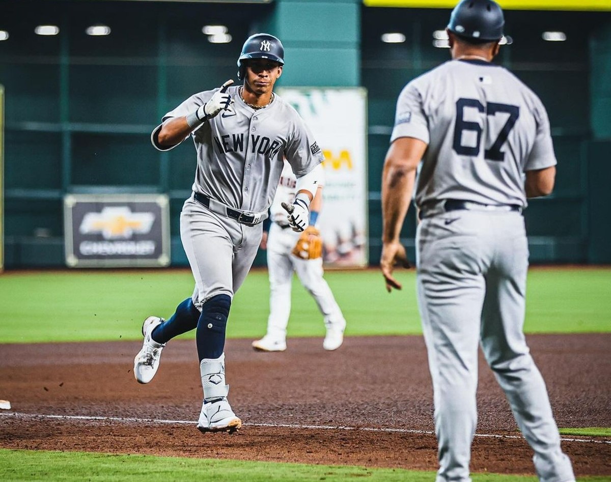 Oswaldo Cabrera celebra después de batear el primer jonrón para los Yankees en 2024 contra los Astros el 28 de marzo de 2024, en Minute Maid Park.