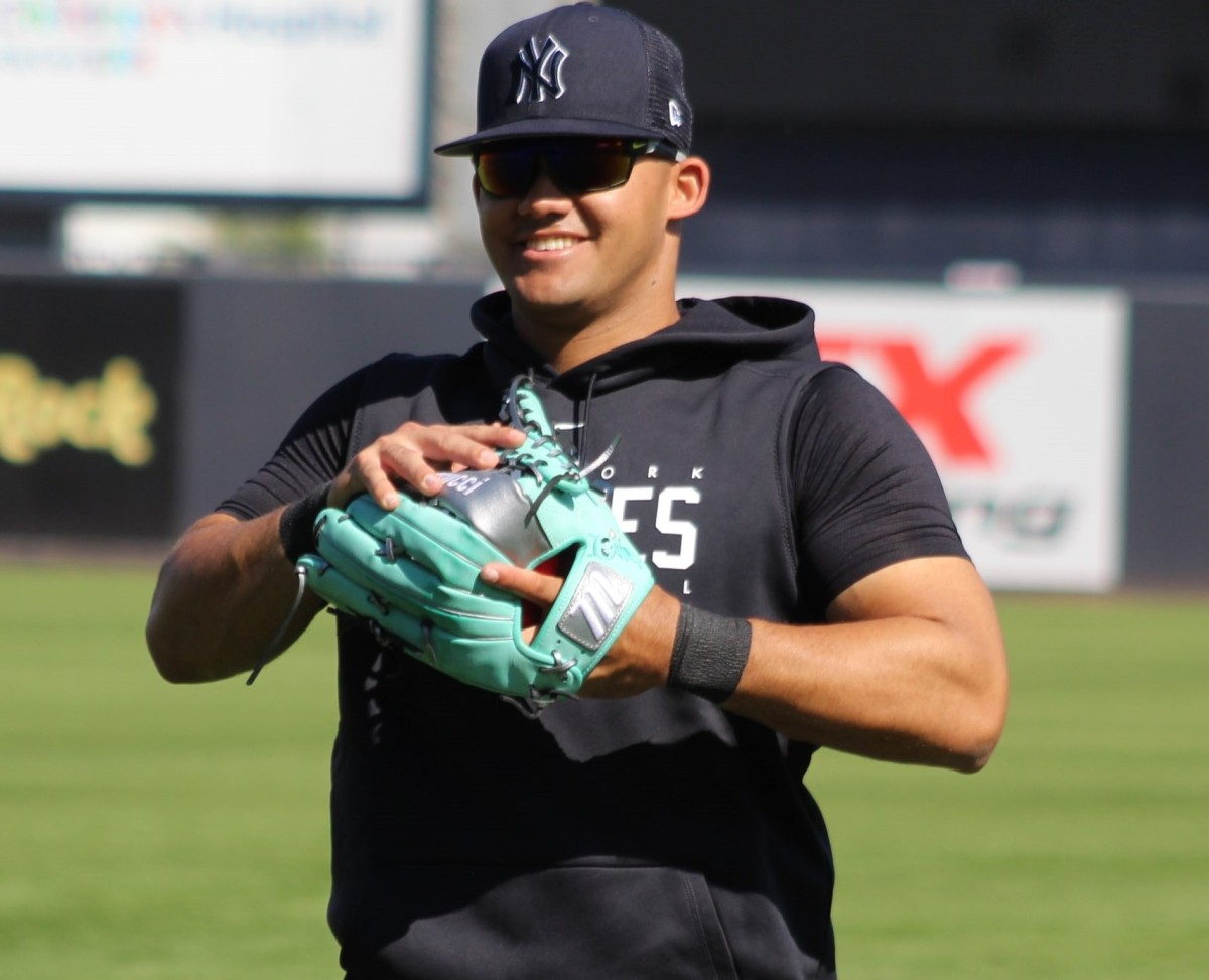 Jasson Domínguez, de los Yankees, realiza prácticas de lanzamiento.