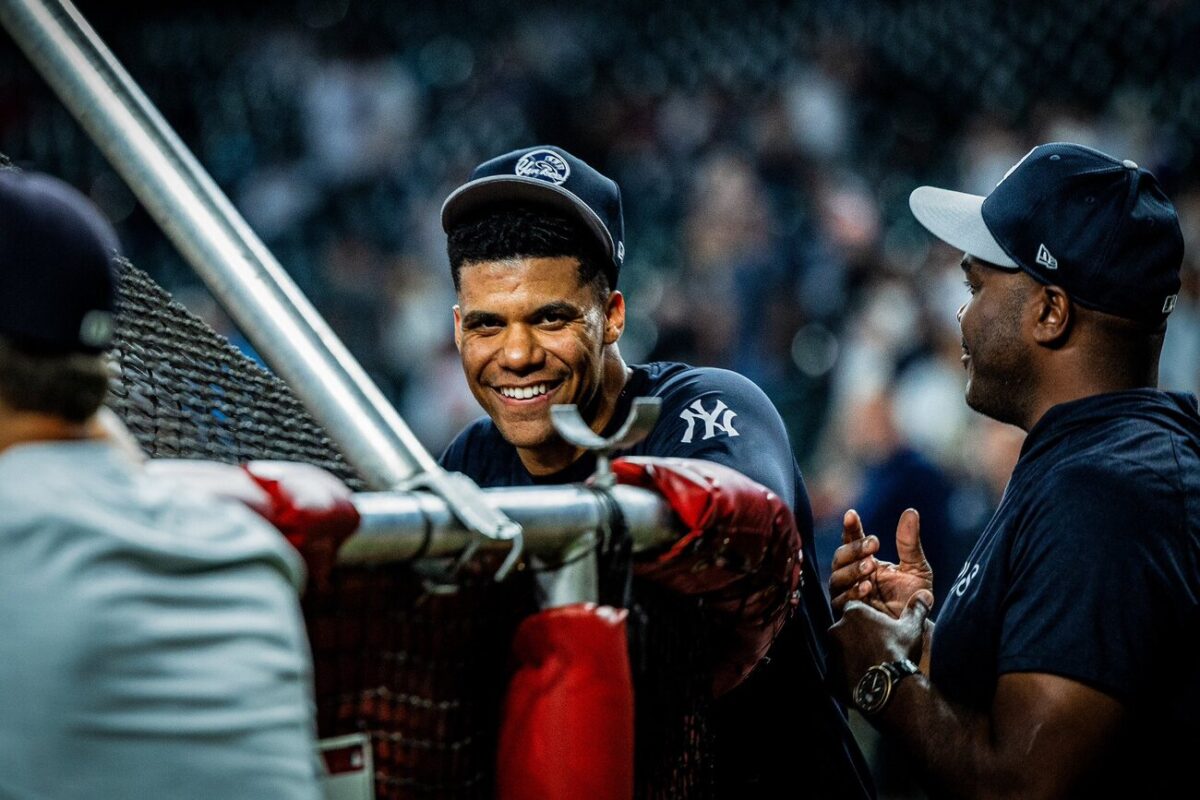 El bateador estrella de los Yankees, Juan Soto, charla con sus compañeros de equipo durante el campo de entrenamiento de primavera en marzo de 2024.