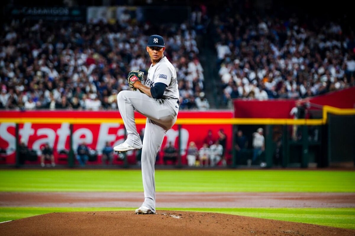 El lanzador de los Yankees Luis Gil en acción contra los Diamondbacks en el Chase Field el 1 de abril de 2024.