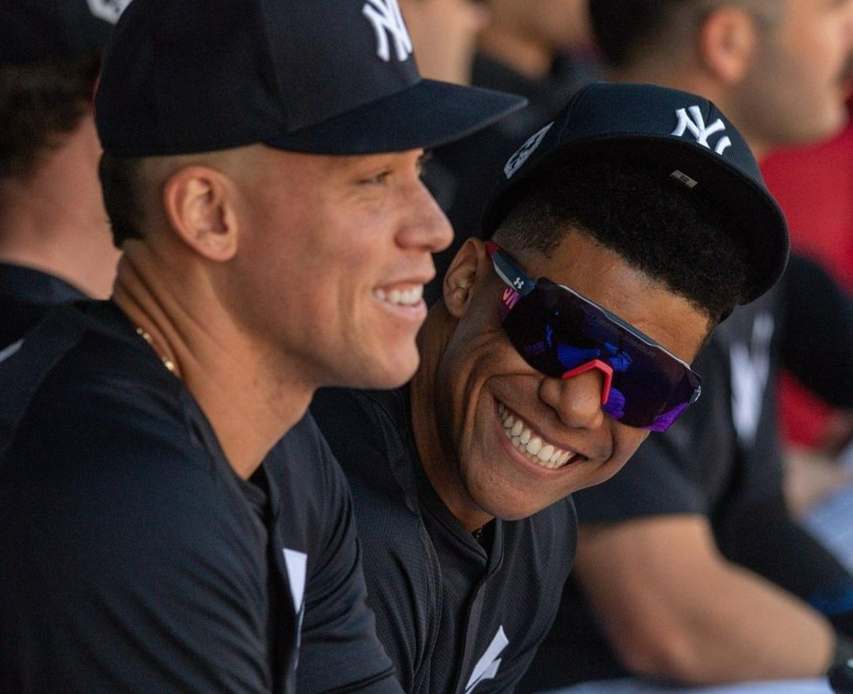 Los sluggers estrella Aaron Judge y Juan Soto charlan durante el entrenamiento de primavera de los Yankees 2024 en Tampa, FL.