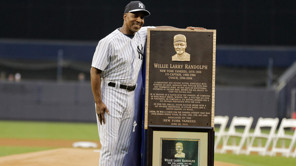 Willie Randolph posa para una fotografía con una placa que le fue otorgada durante las ceremonias de apertura del partido de béisbol del Día de los Veteranos, el sábado 20 de junio de 2015, en el Yankee Stadium de Nueva York.