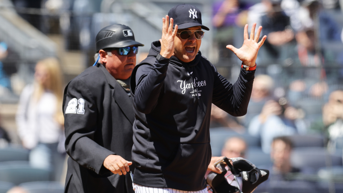 Hunter Wendelstedt, el árbitro, expulsa a Aaron Boone, el mánager de los Yankees de Nueva York, durante la primera entrada del partido contra los Atléticos de Oakland en el Yankee Stadium el 22 de abril de 2024. El estadio está situado en el Bronx, Nueva York, EE.UU.