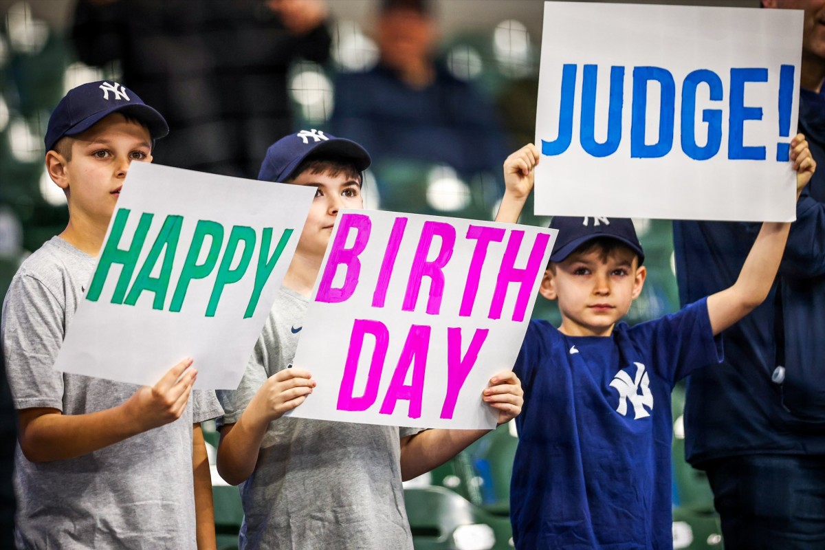 Los fans más acérrimos de los Bombarderos del Bronx desearon un feliz cumpleaños a Aaron Judge antes del partido entre los Yankees y los Cerveceros el 26 de abril de 2024.