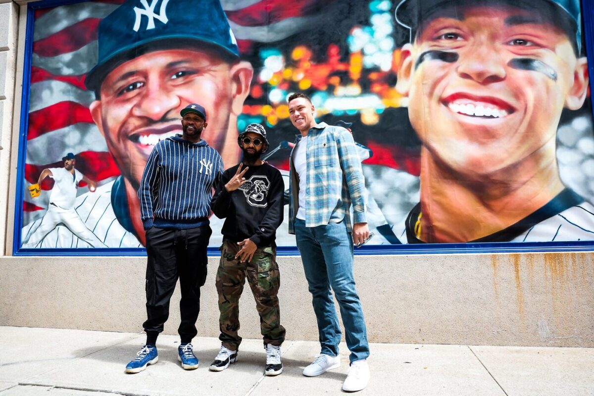 Aaron Judge y CC Sabathia delante del mural exterior de los Yankees en el Bronx el 24 de abril de 2024.