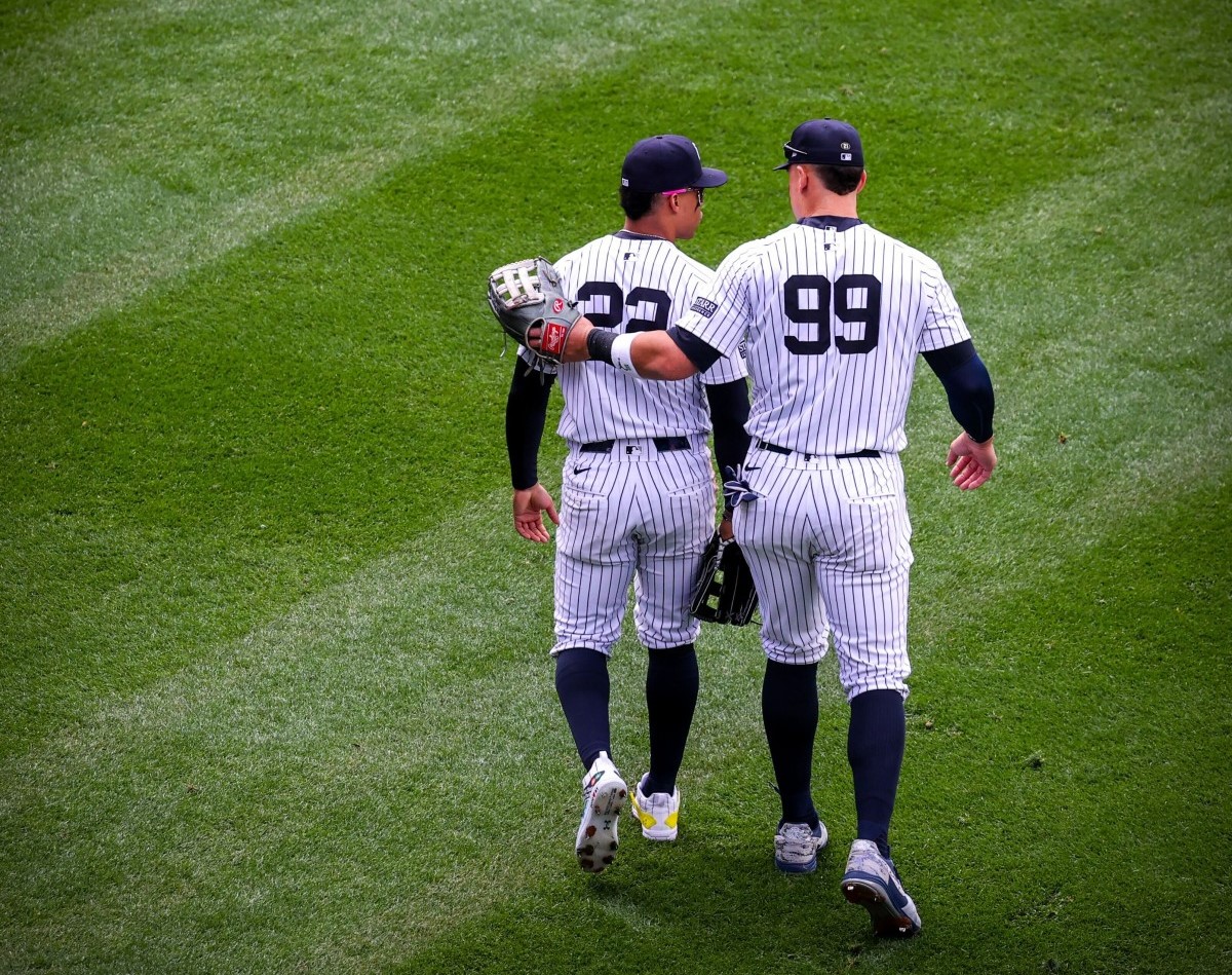 Juan Soto y Aaron Judge están juntos durante la apertura en casa de los Yankees contra los Blue Jays en el Yankee Stadium el 5 de abril de 2024.