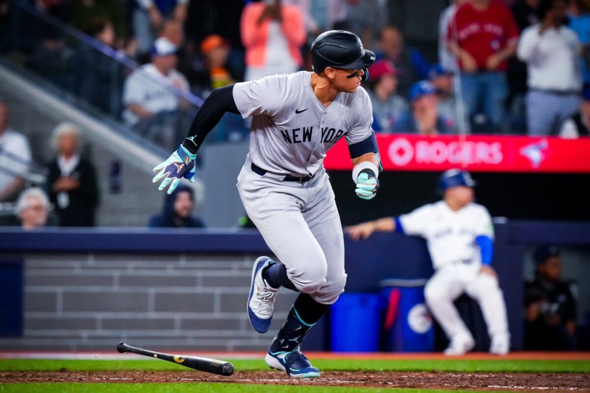 TORONTO - Aaron Judge, el jardinero estrella de los Yankees de Nueva York, es fotografiado jugando durante un partido contra los Blue Jays de Toronto el miércoles 17 de abril de 2024. Judge lleva su uniforme de visitante de los Yankees y corre hacia el plato, concentrado en el lanzador