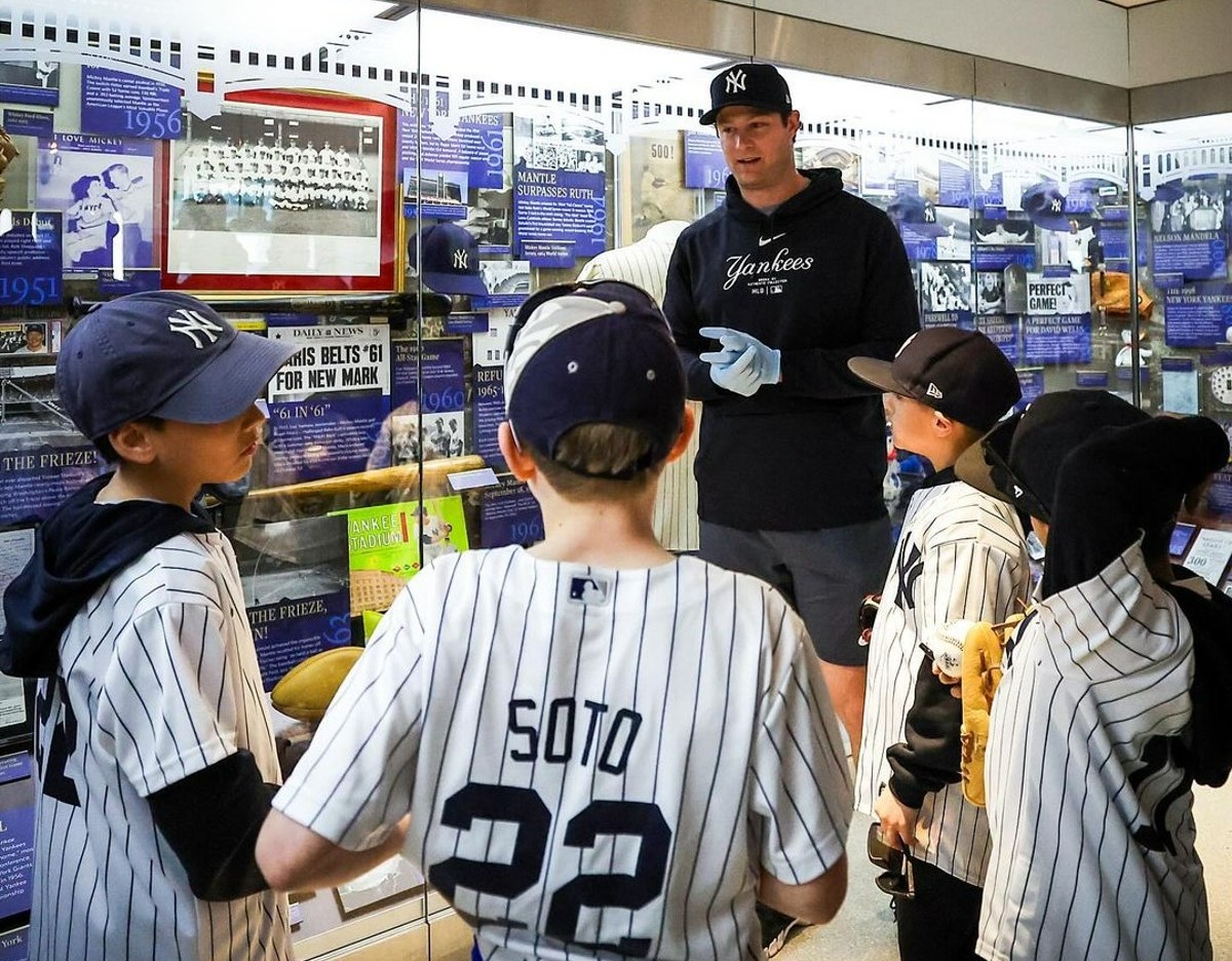 El as de los Yankees Gerrit Cole habla con jóvenes aficionados en el Museo de los Yankees, Nueva York, el 26 de abril de 2024.