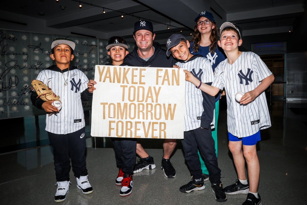 Gerrit Cole, jugador de los Yankees de Nueva York, fue visto con unos jóvenes y entregados fans en el Museo del Estadio de los Yankees.