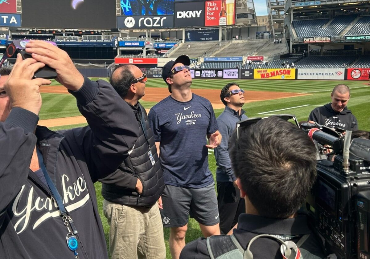 El as de los Yankees Gerrit Cole observa el eclipse solar en el Yankee Stadium el 8 de abril de 2024.