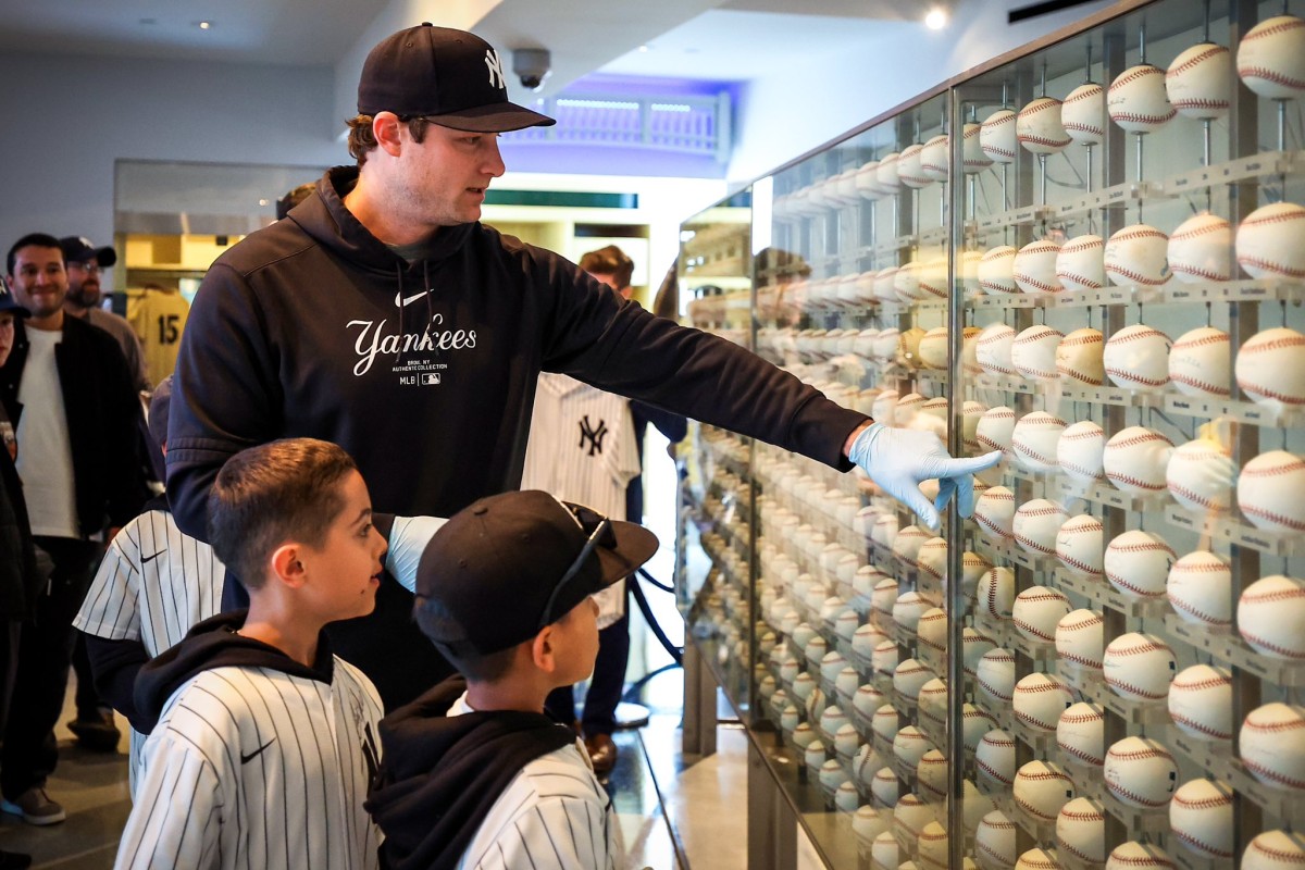 Gerrit Cole con algunos fans de los Yankees en el Museo de los Yankees