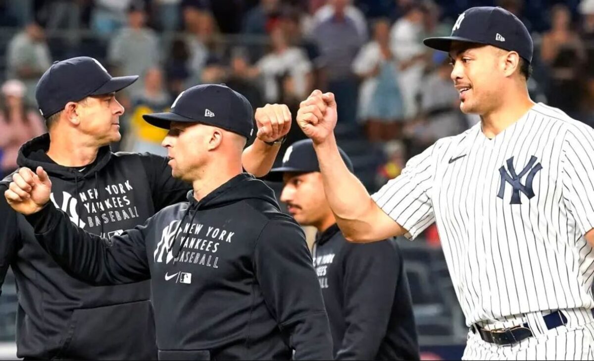 Giancarlo Stanton con el manager de los Yankees Aron Boone en el Yankee Stadium en septiembre de 2023.