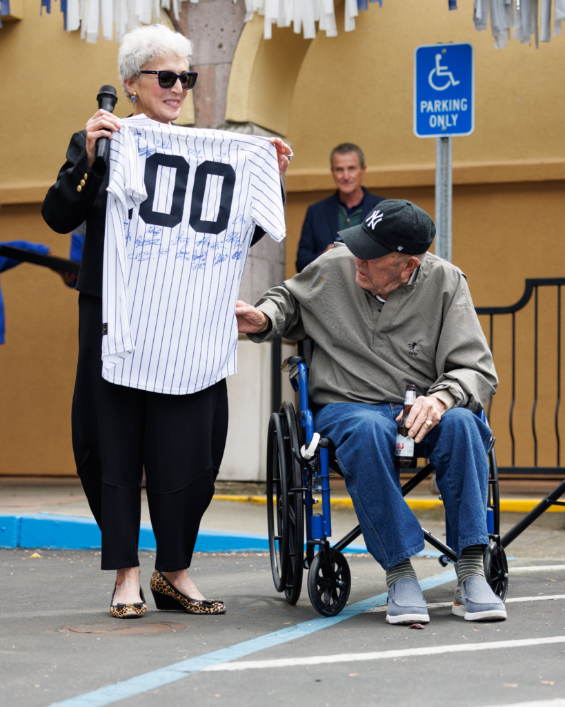 El ex lanzador de los Yankees de Nueva York Art Schallock cumplió 100 años el 25 de abril de 2024.