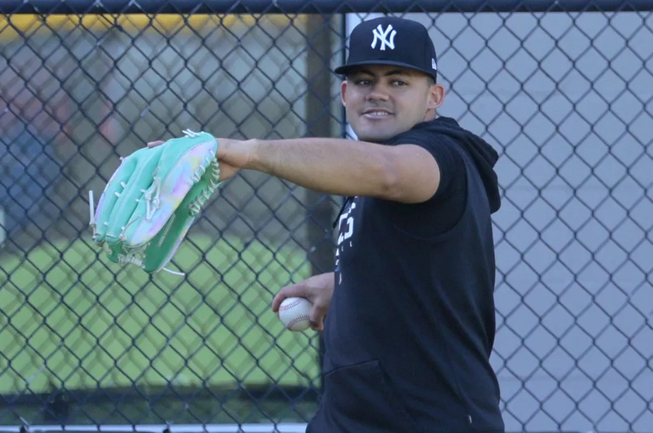 El prospecto de los Yankees Jasson Domínguez avanza en su rehabilitación: Los lanzamientos alcanzan los 135 pies