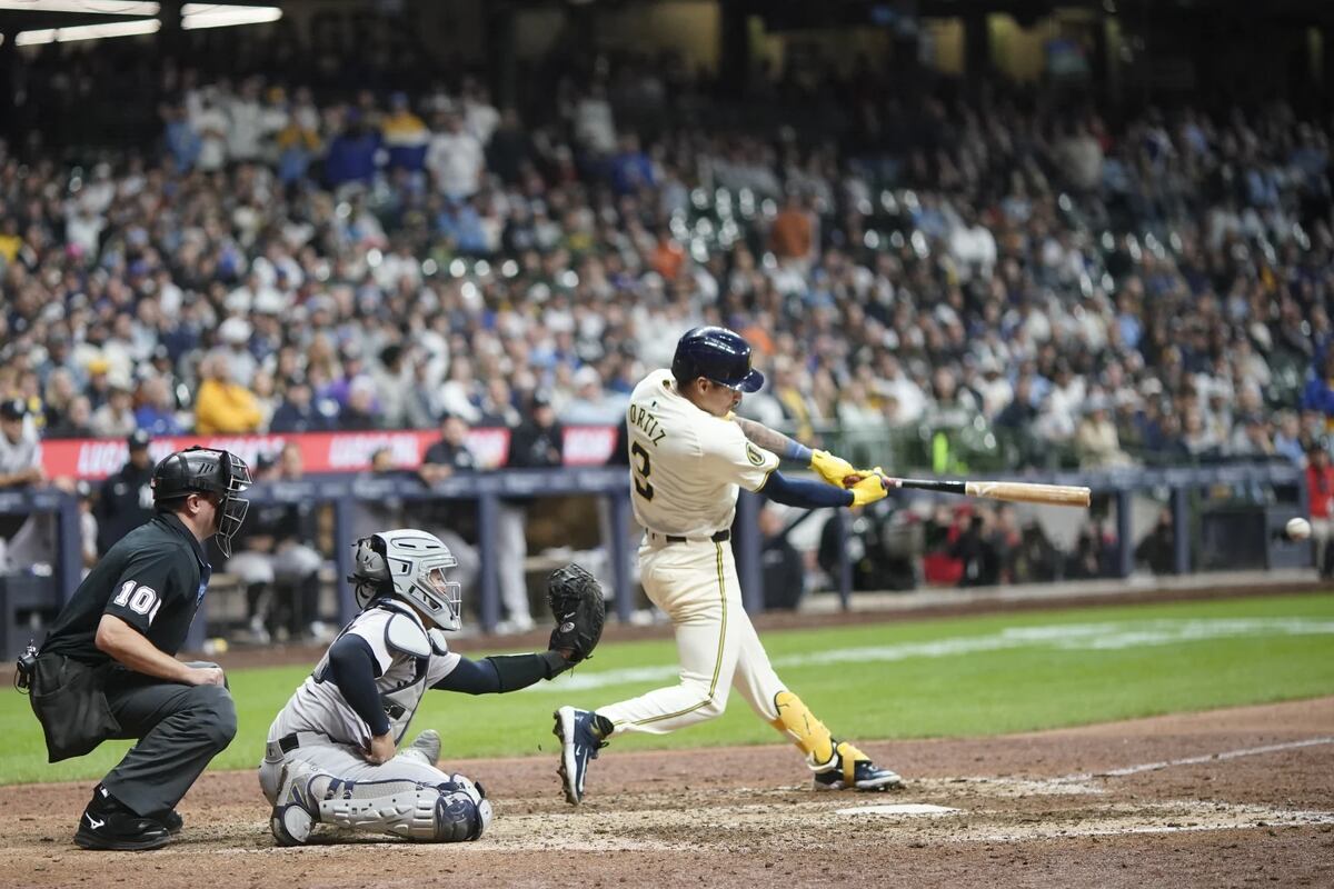 Joey Ortiz, de los Cerveceros de Milwaukee, batea un jonrón de dos carreras durante la segunda entrada de un partido de béisbol contra los Yankees de Nueva York el viernes 26 de abril de 2024, en Milwaukee.