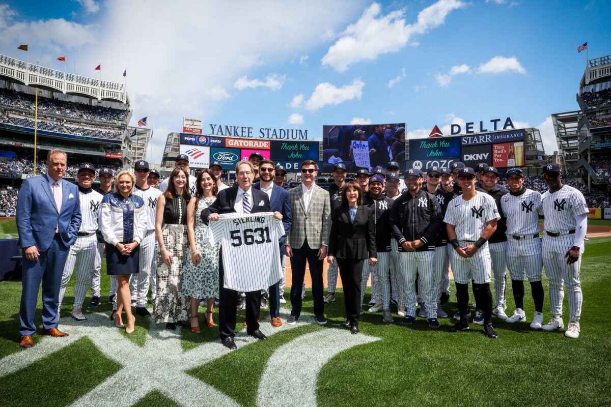 John Sterling está con su familia en el Yankee Stadium mientras los Yankees le dan una despedida digna el 20 de abril de 2024.