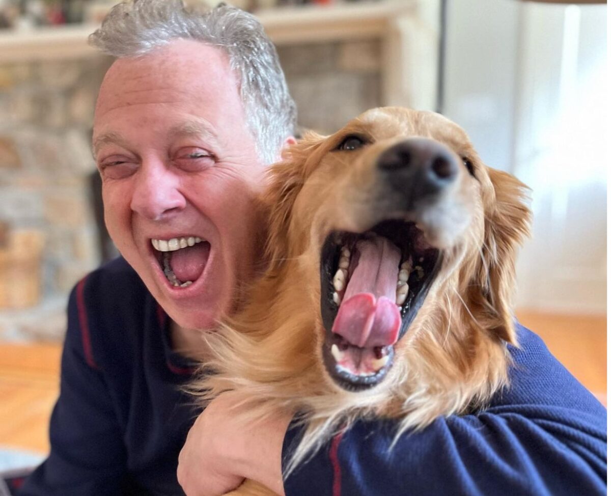 Michael Kay, voz de los Yankees desde hace mucho tiempo, con su perro Butter en 2023.