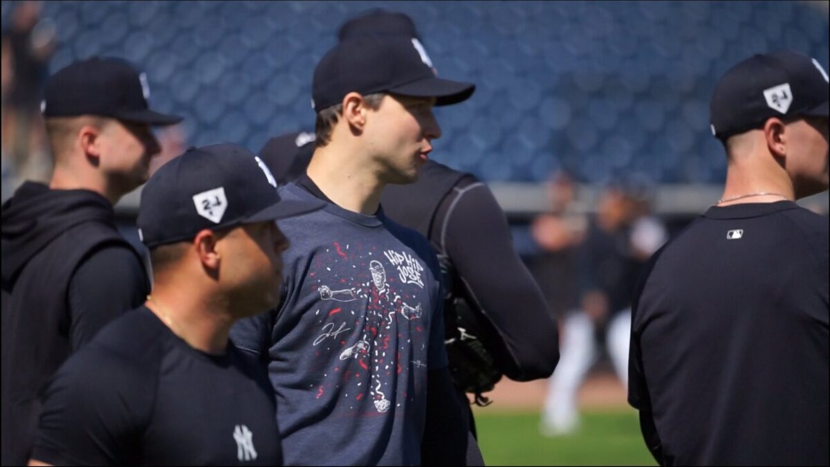 El relevista Tommy Kahnle está con sus compañeros en el campamento de primavera de los Yankees en febrero de 2024.