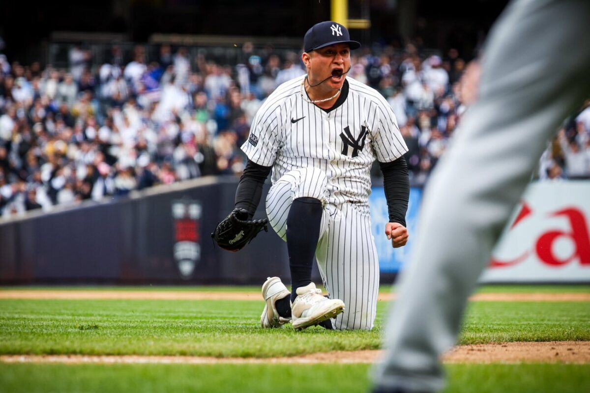 Víctor González celebra tras salvar el partido para los Yankees con una inteligente defensa contra los Rays en el Bronx el 21 de abril de 2024.