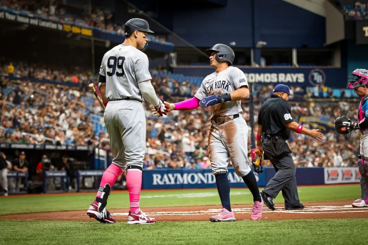Aaron Judge y Anthony Volpe se dan la mano después de que el RBI de este último diera a los Yankees una ventaja sobre los Rays en Tropicana el 12 de mayo de 2024.