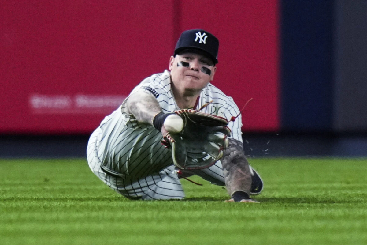 Alex Verdugo, de los Yankees, realizando una emocionante defensa en el jardín izquierdo del Yankee Stadium el 07 de mayo de 2024.