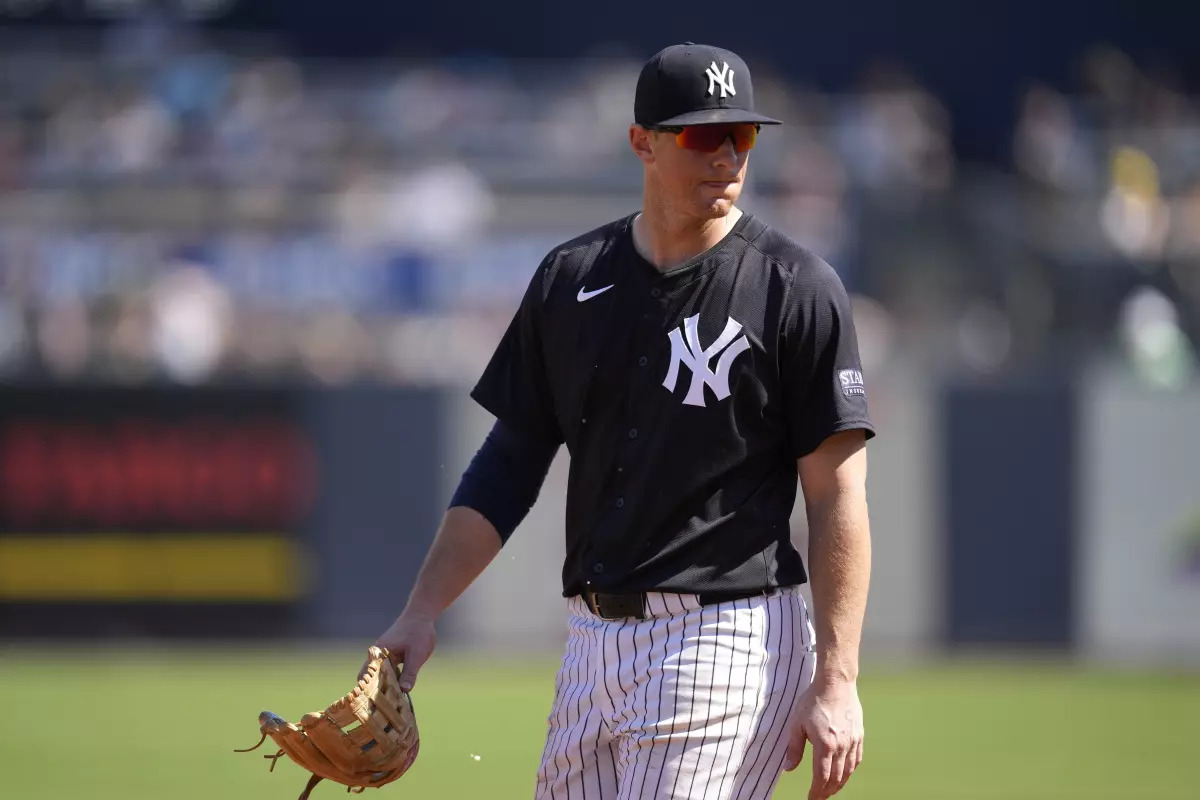 El tercera base de los Yankees de Nueva York DJ LeMahieu camina por el campo después de lesionarse durante la tercera entrada de un partido de béisbol de entrenamiento de primavera contra los Mellizos de Minnesota el lunes 26 de febrero de 2024, en Tampa, Florida.