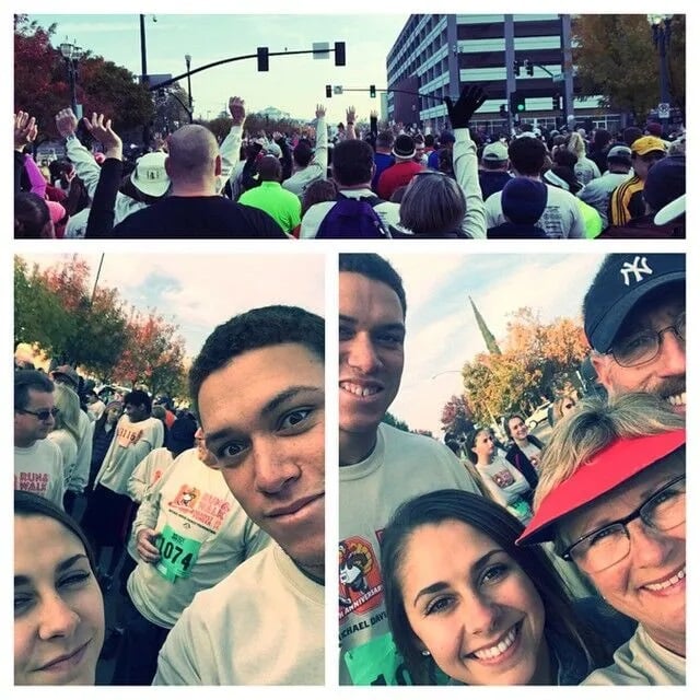 Aaron Judge y Samantha Bracksieck con los padres de Judge en una carrera de Acción de Gracias en 2014.  