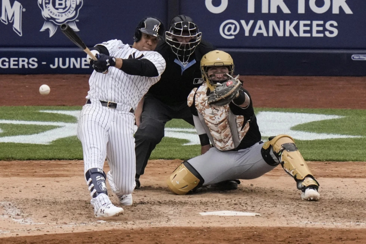Juan Soto, de los Yankees, batea su primer jonrón del día contra los Medias Blancas el 18 de mayo de 2024, en el Yankee Stadium.