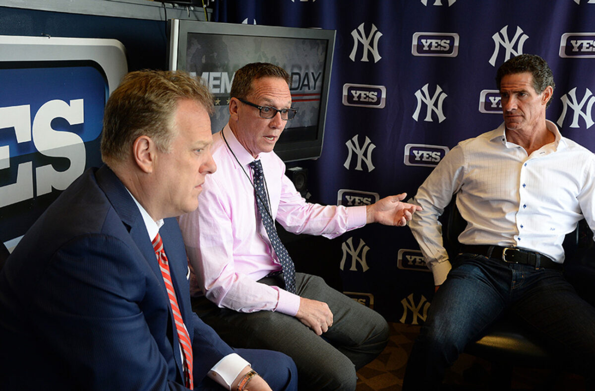 Michael Kay, David Cone y Paul O'Neill en la cabina YES de los Yankees en 2018.