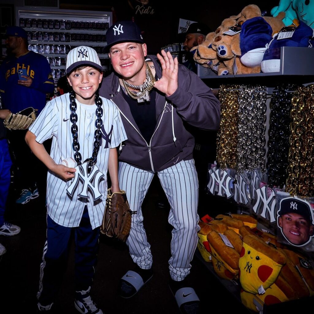 Alex Verdugo sorprende a los jóvenes aficionados eligiendo a mano cadenas llamativas en la tienda de los Yankees