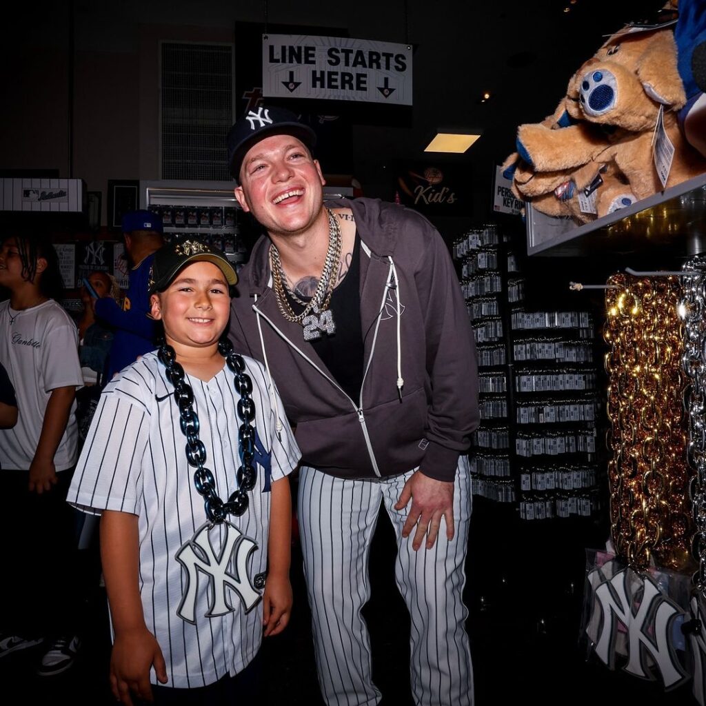 En un gesto conmovedor, Alex Verdugo alegra a los jóvenes devotos eligiendo meticulosamente cadenas cautivadoras de la tienda del equipo de los Yankees.