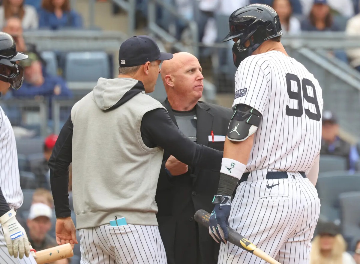 Aaron Boone discute con el árbitro tras la expulsión de Aaron Judge en el partido Yankees vs. Tigers en el Yankee Stadium el 4 de mayo de 2024.