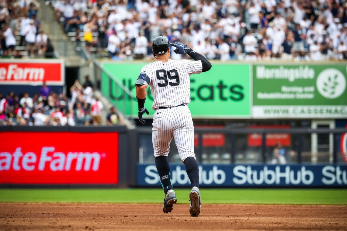 Aaron Judge, de los Yankees, ronda las bases tras un jonrón contra los Mariners en el Yankee Stadium el jueves 23 de mayo de 2024, en Nueva York.