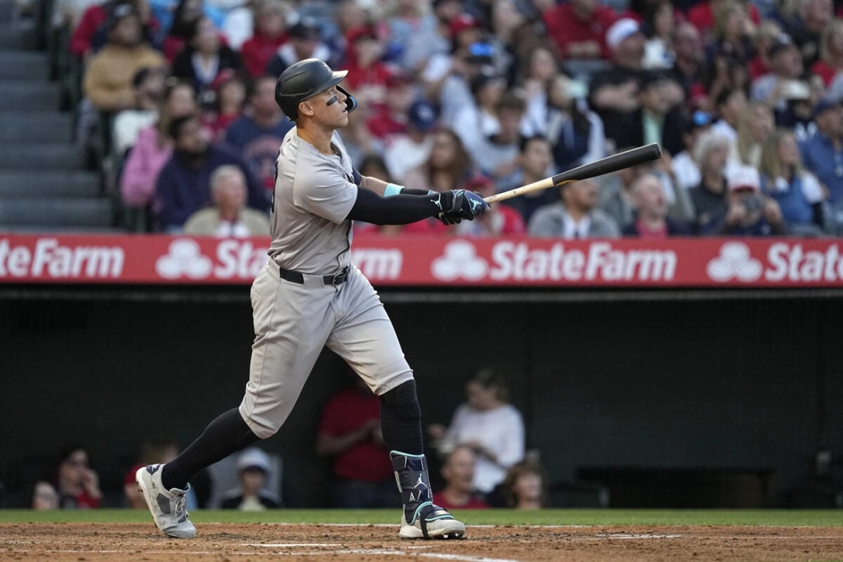 Aaron Judge, de los Yankees de Nueva York, observa la bola que va a un jonrón de dos carreras durante la cuarta entrada de un partido de béisbol contra los Ángeles de Los Ángeles el jueves 30 de mayo de 2024, en Anaheim, California.