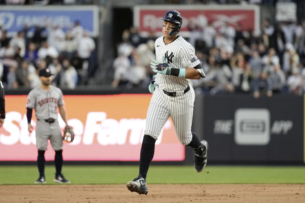 El bateador de los Yankees Aaron Judge ronda las bases después de batear un tiro lunar de 473 pies contra los Astros en el Yankee Stadium el 9 de mayo de 2024.
