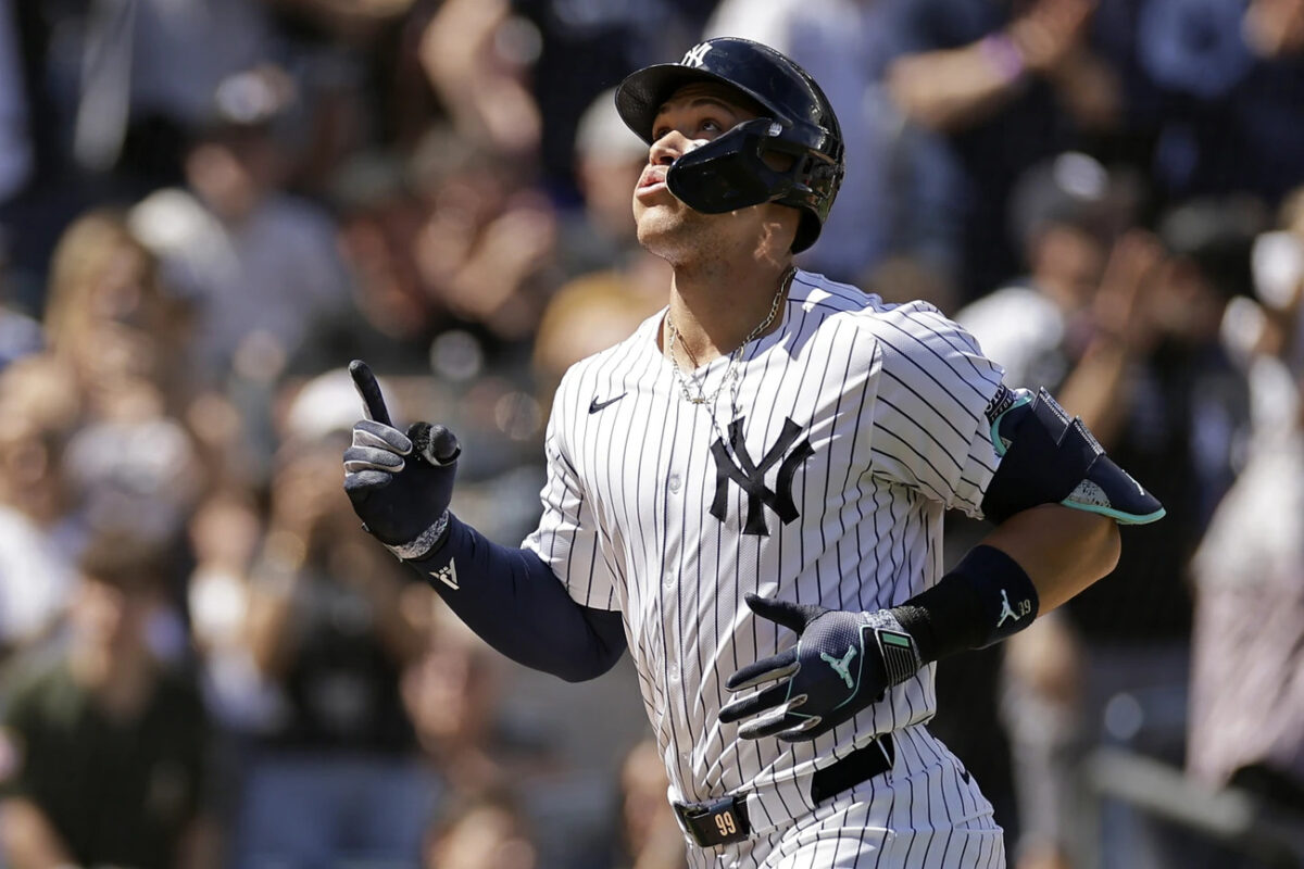 Aaron Judge, de los Yankees, ronda las bases tras su jonrón contra los White Sox en el Yankee Stadium el 19 de mayo de 2024.