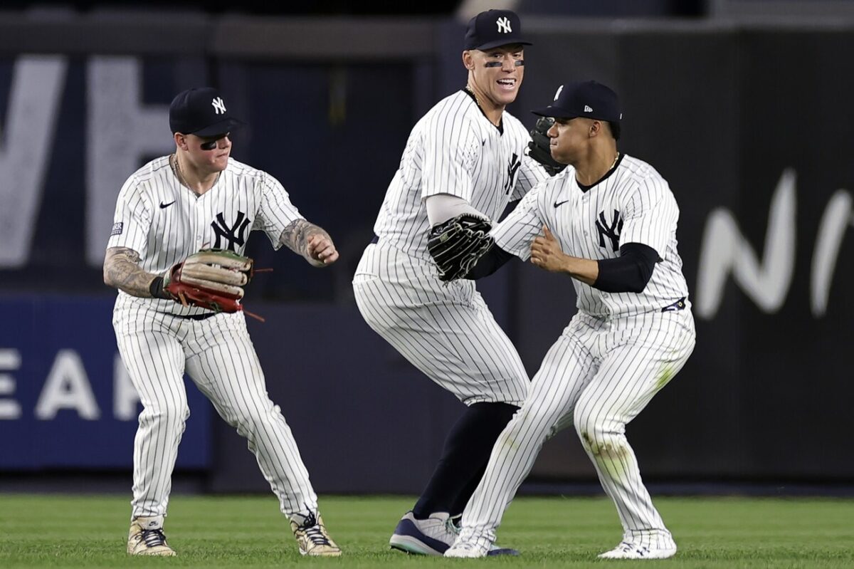 Juan Soto, Aaron Judge y Alex Verdugo, de los Yankees de Nueva York, celebran tras su victoria por 9-4 sobre los Astros de Houston, el 8 de mayo de 2024, en Nueva York.