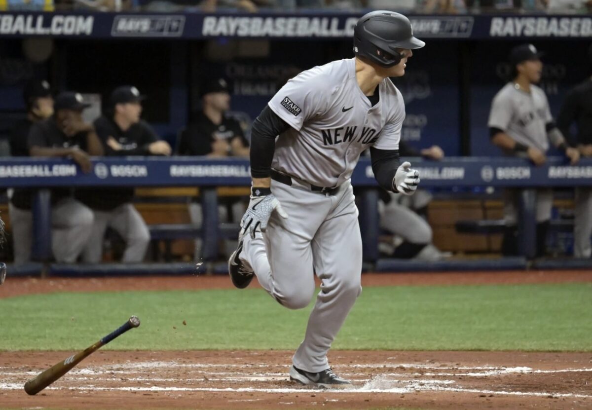 Anthony Rizzo fue visto corriendo durante el partido entre los Yankees de Nueva York y los Rays de Tampa Bay el viernes 10 de mayo de 2024.