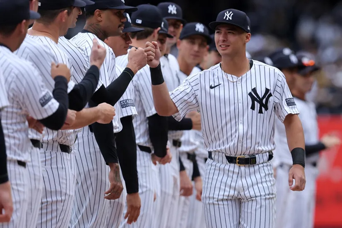 Durante la tercera entrada de la derrota de los Yankees, Anthony Volpe expresó sus felicitaciones a los jugadores de los Yankees.