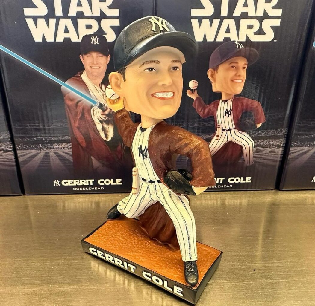Cabezón del as de los Yankees Gerrit Cole durante el Día de Star Wars en el bullpen del Yankee Stadium, el 4 de mayo de 2024.
