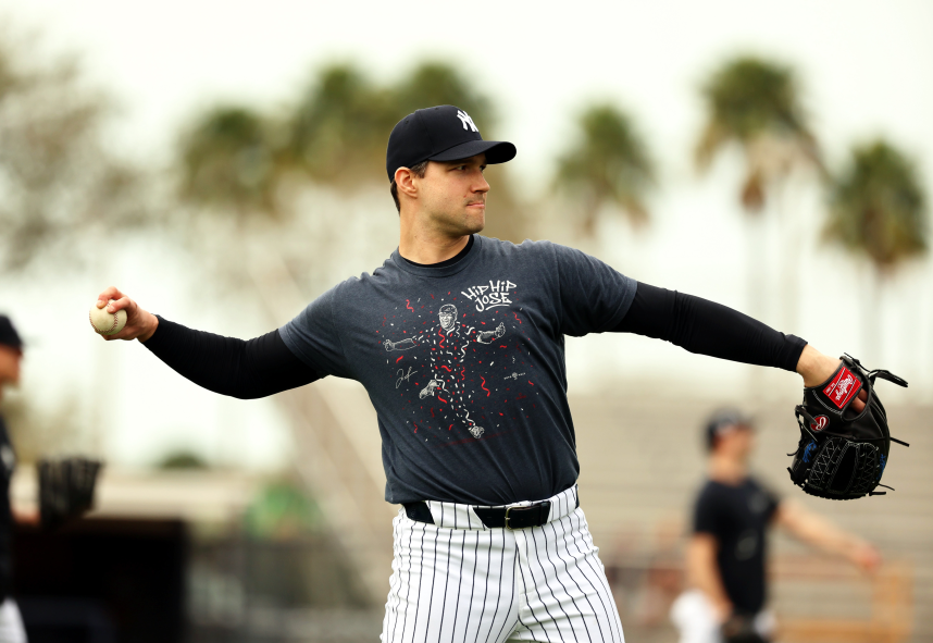 Tommy Kahnle, jugador de los Yankees de Nueva York, lanza una bola.