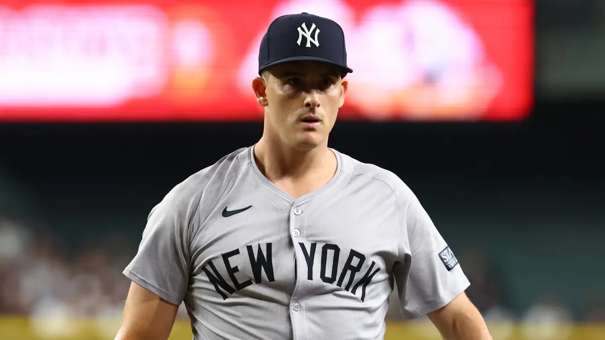 Nick Burdi entró en acción representando a los Yankees de Nueva York durante un partido de la MLB.